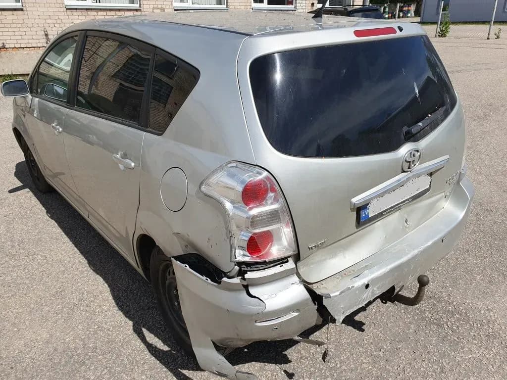 Disassembled car photo 3