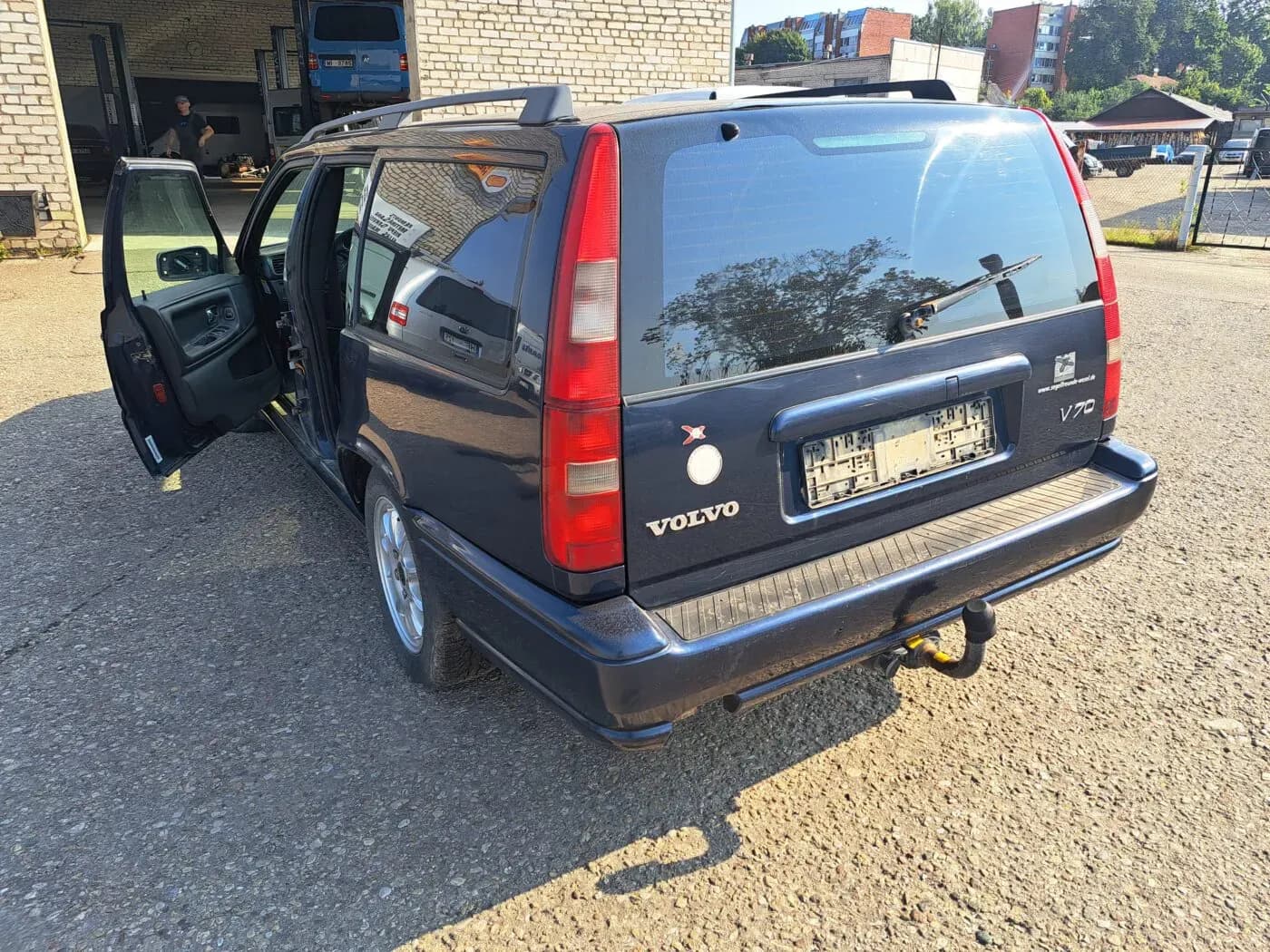Disassembled car photo 2