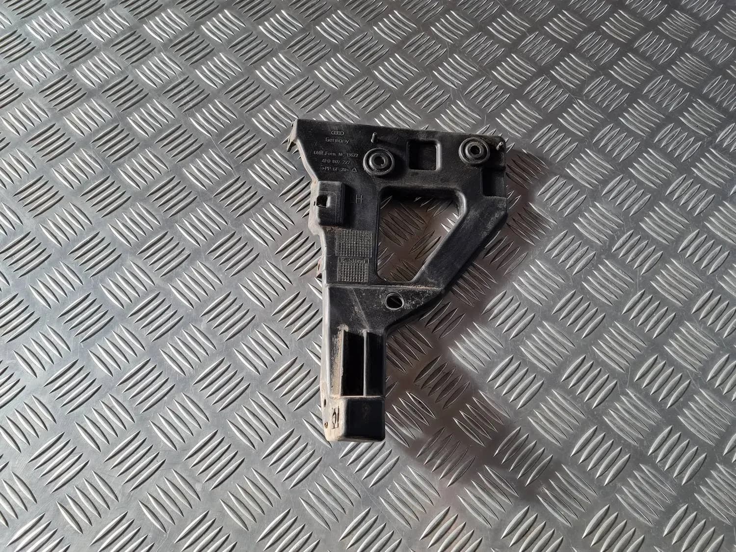 Front bumper left bracket AUDI A6 2008