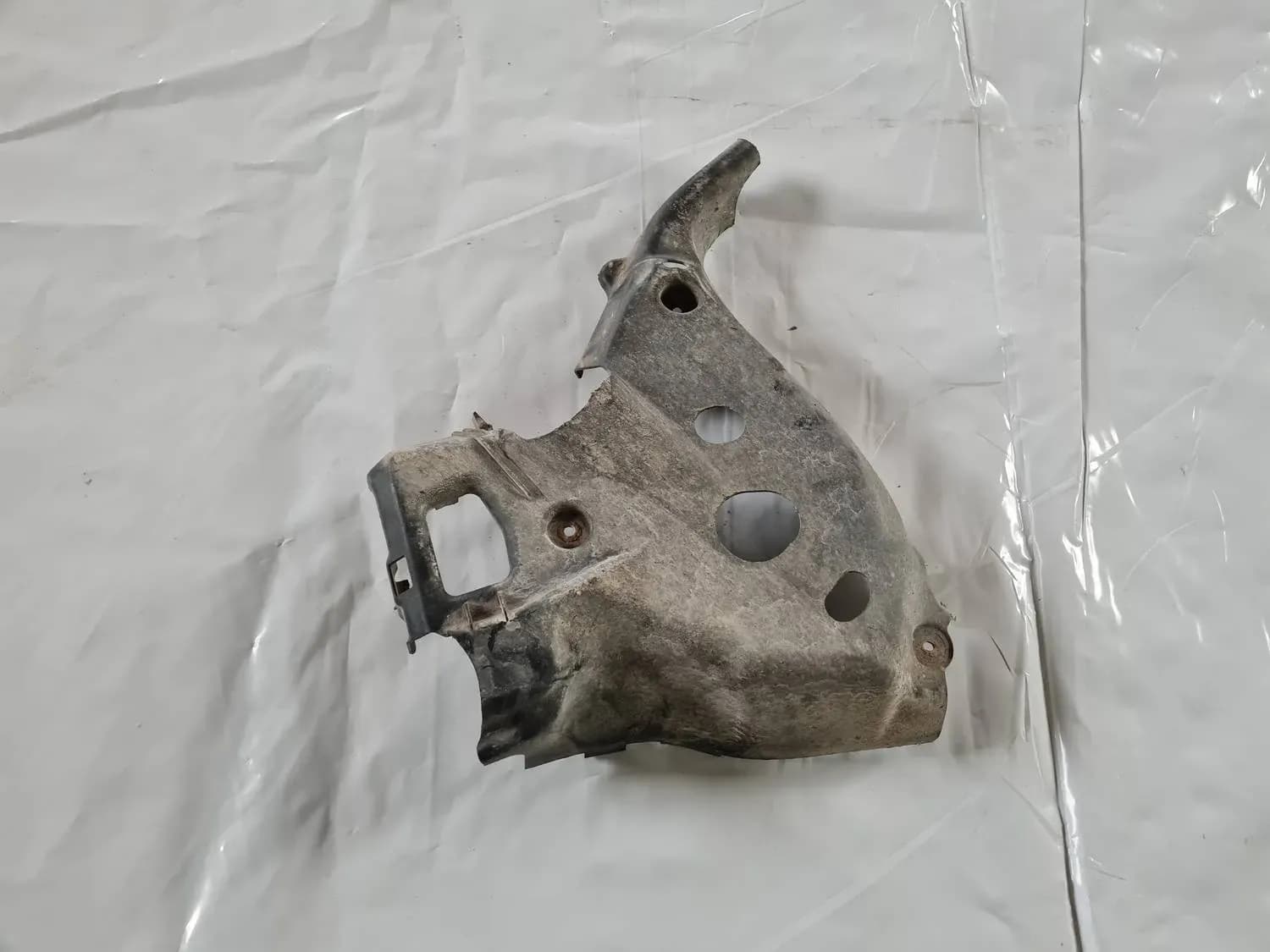 Rear suspension arm guard AUDI A6 2008