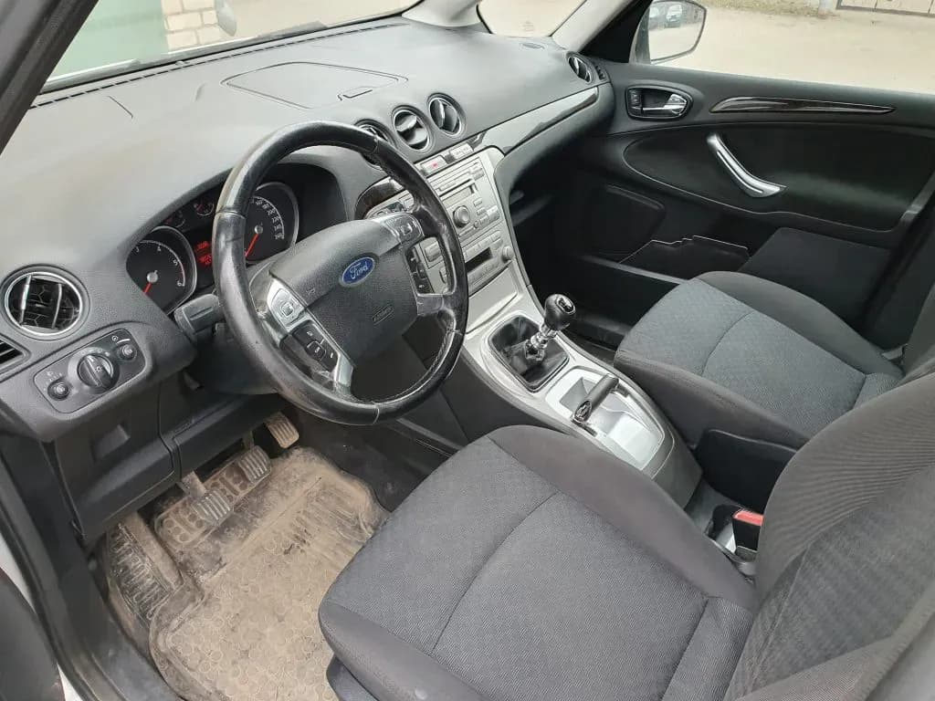 Disassembled car photo 5
