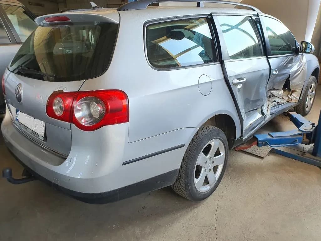 Disassembled car photo 2