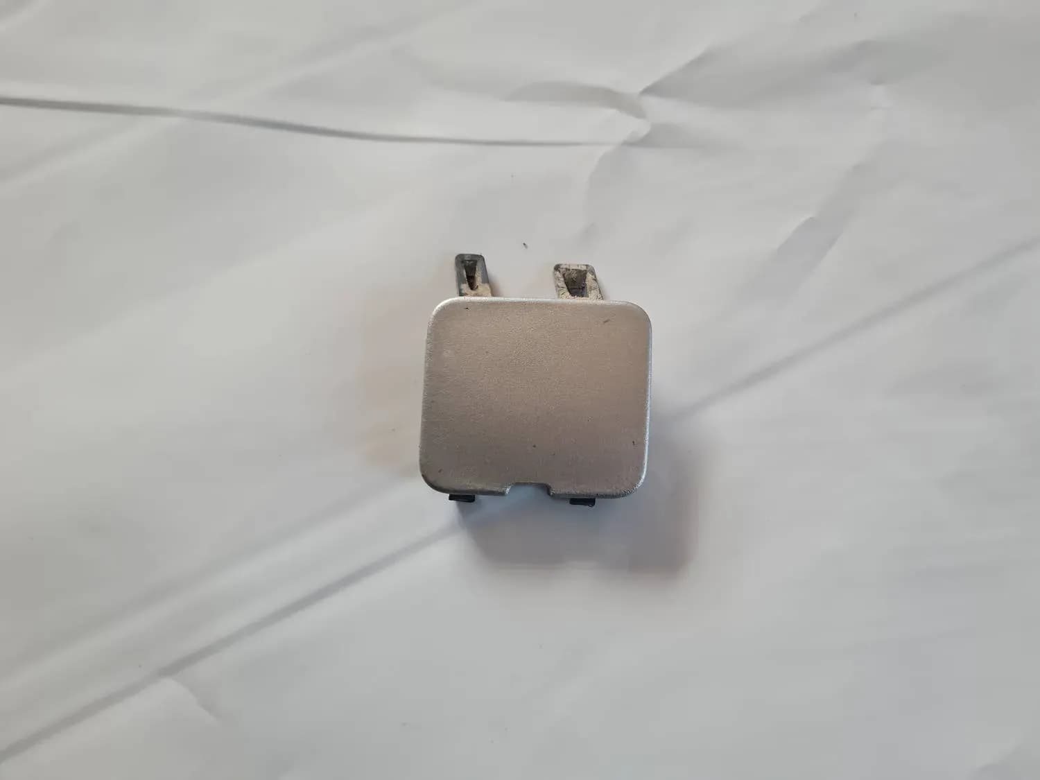 Rear bumper towing hook cover RENAULT SCENIC III 2011 - foto 3