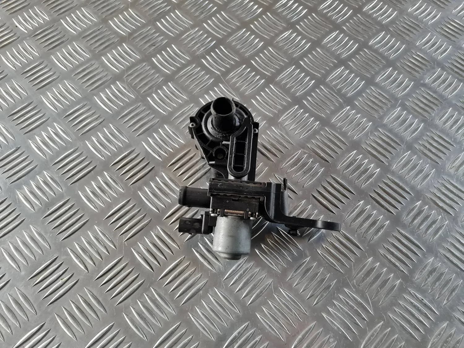 Radiator valve AUDI A6 2008 - foto 4