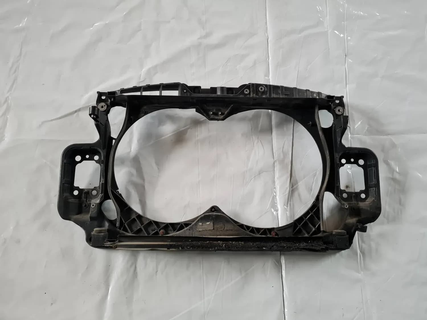 Front radiator frame AUDI A6 2008 - foto 1