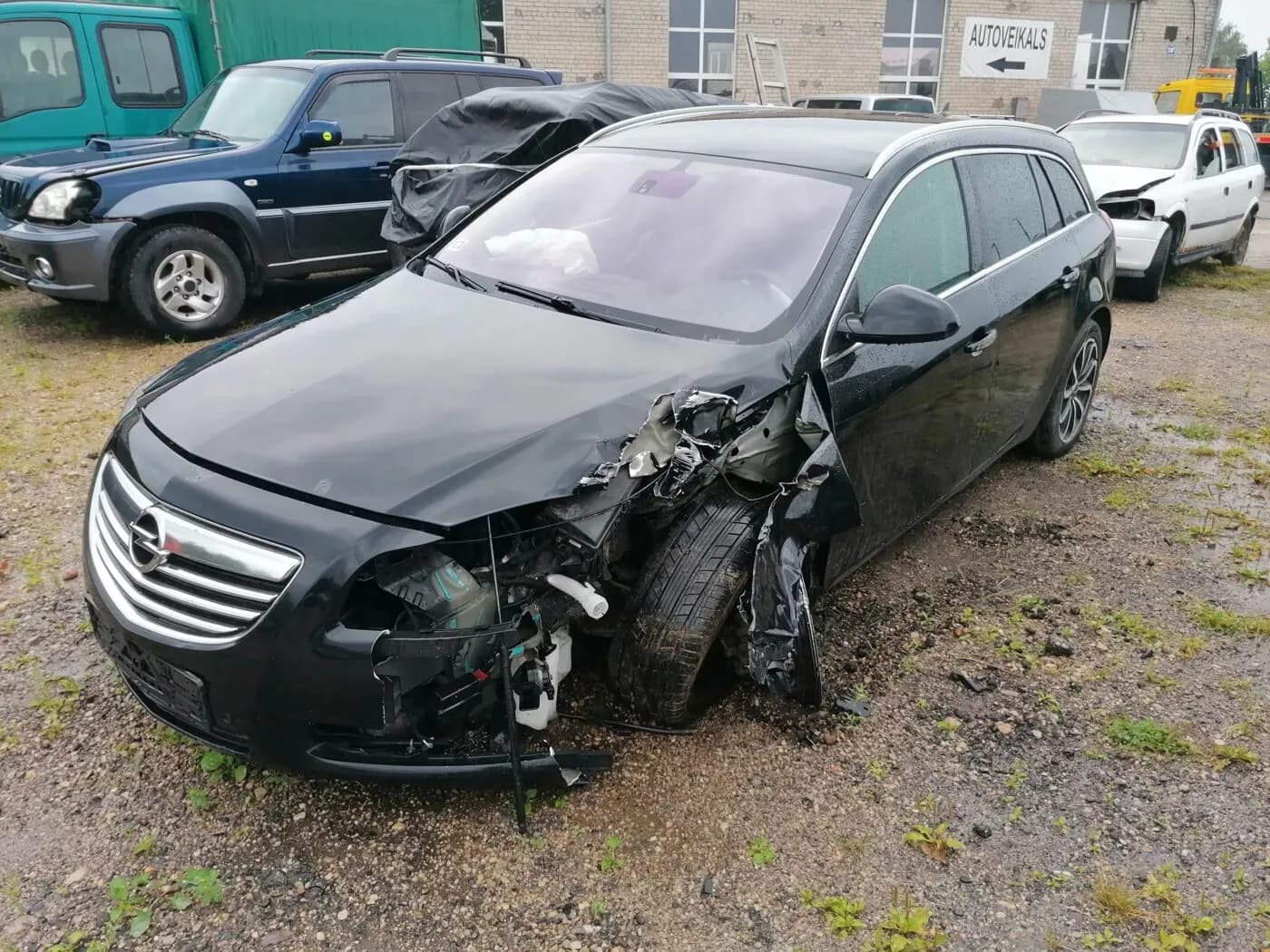 Disassembled car photo 5