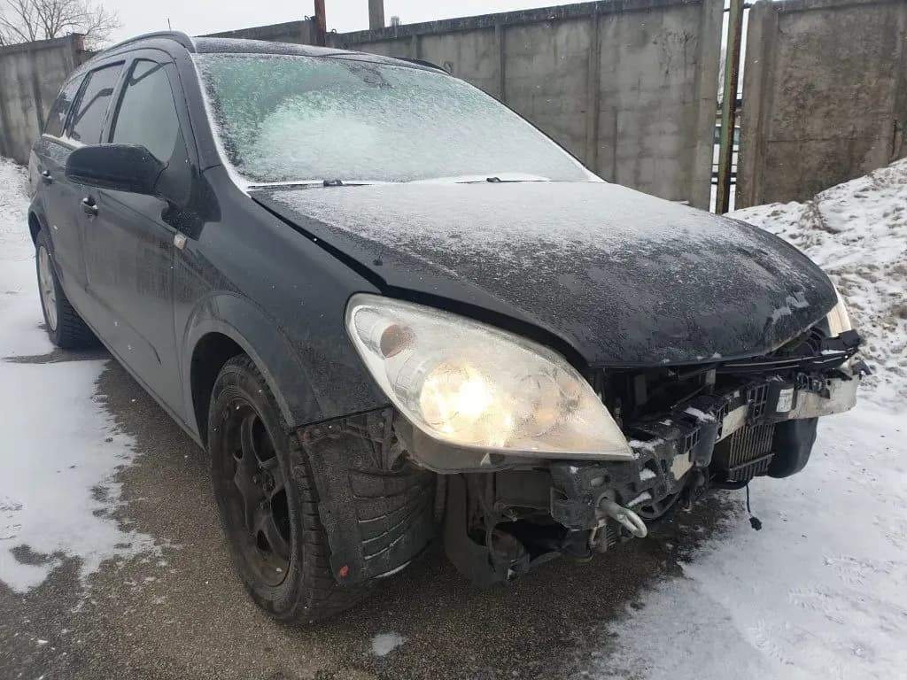 Disassembled car photo 4