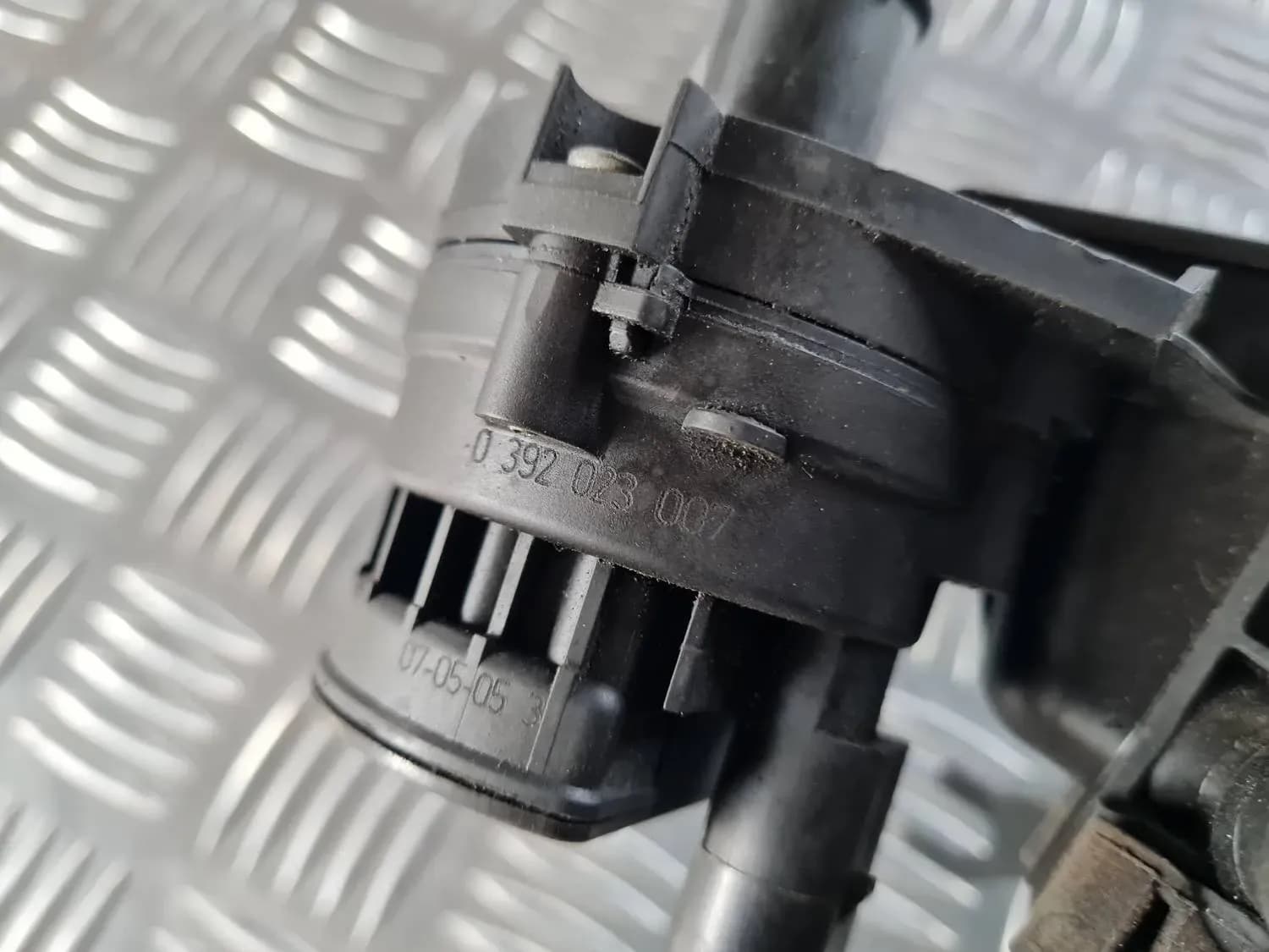 Radiator valve AUDI A6 2008 - foto 3