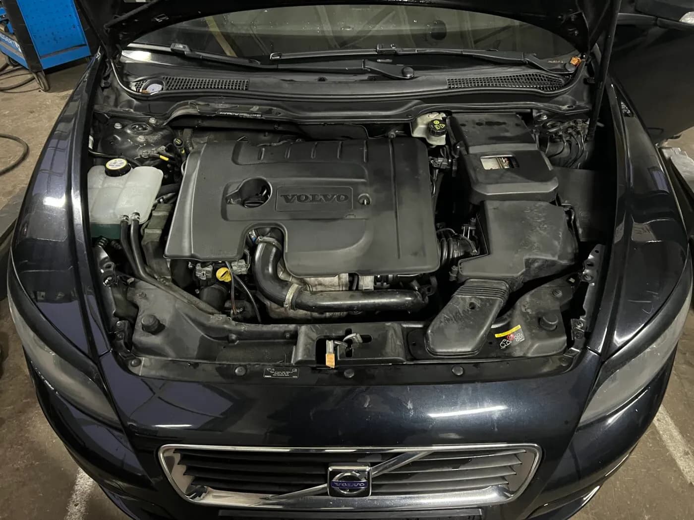 Disassembled car photo 4