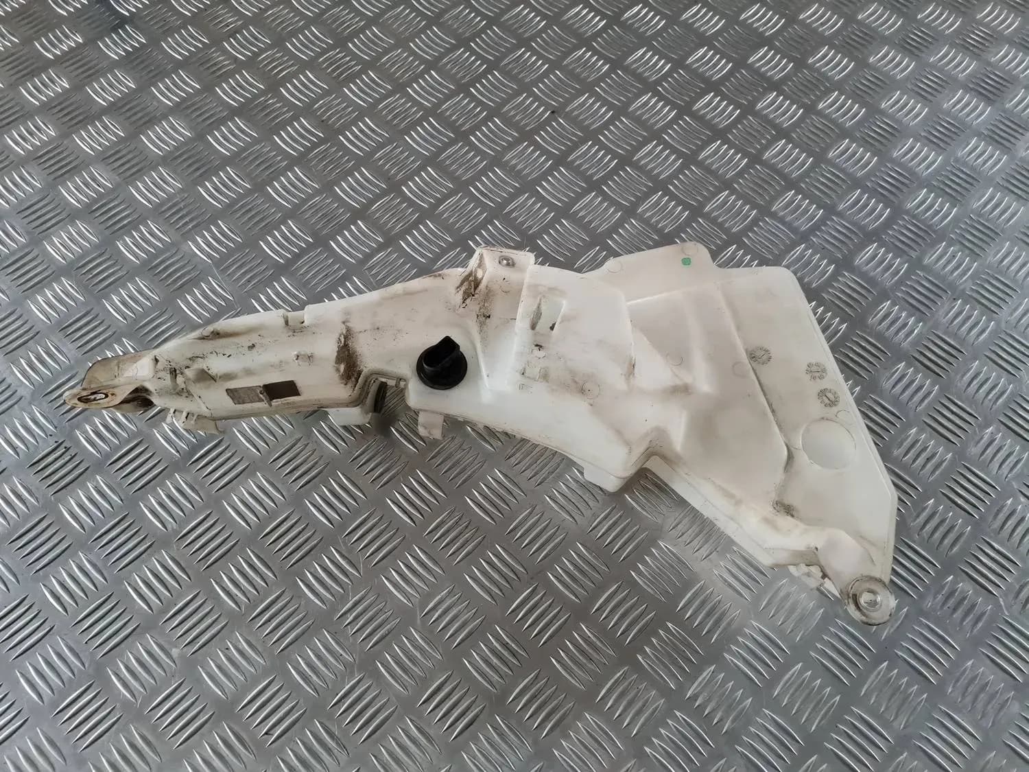 Washer fluid reservoir AUDI A6 2008