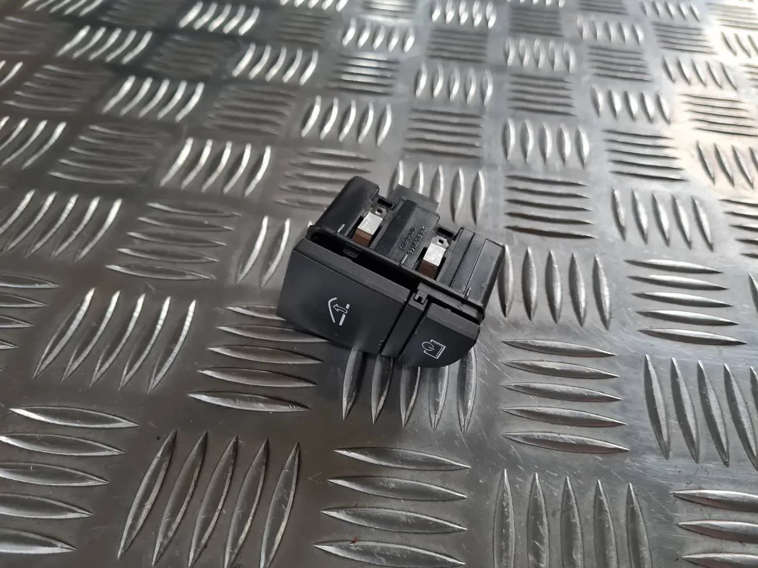 Storage compartment button AUDI A6 2008