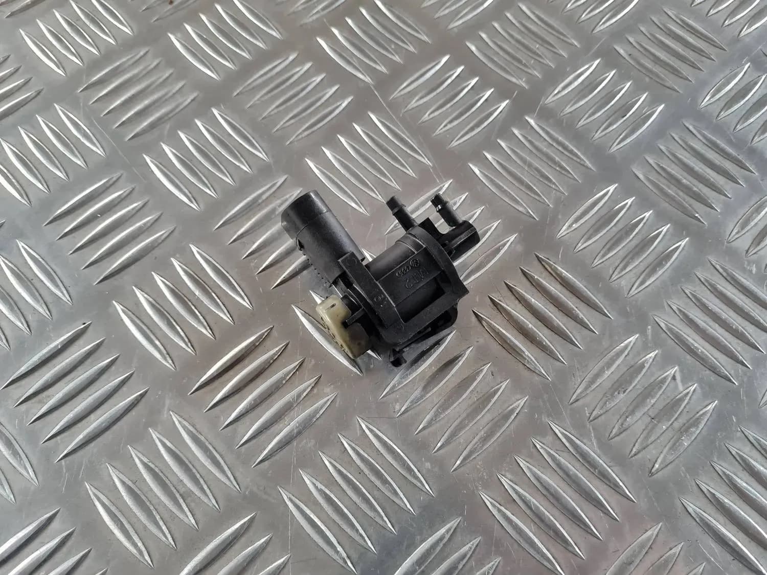 Solenoid vacuum valve AUDI A6 2008 - foto 1