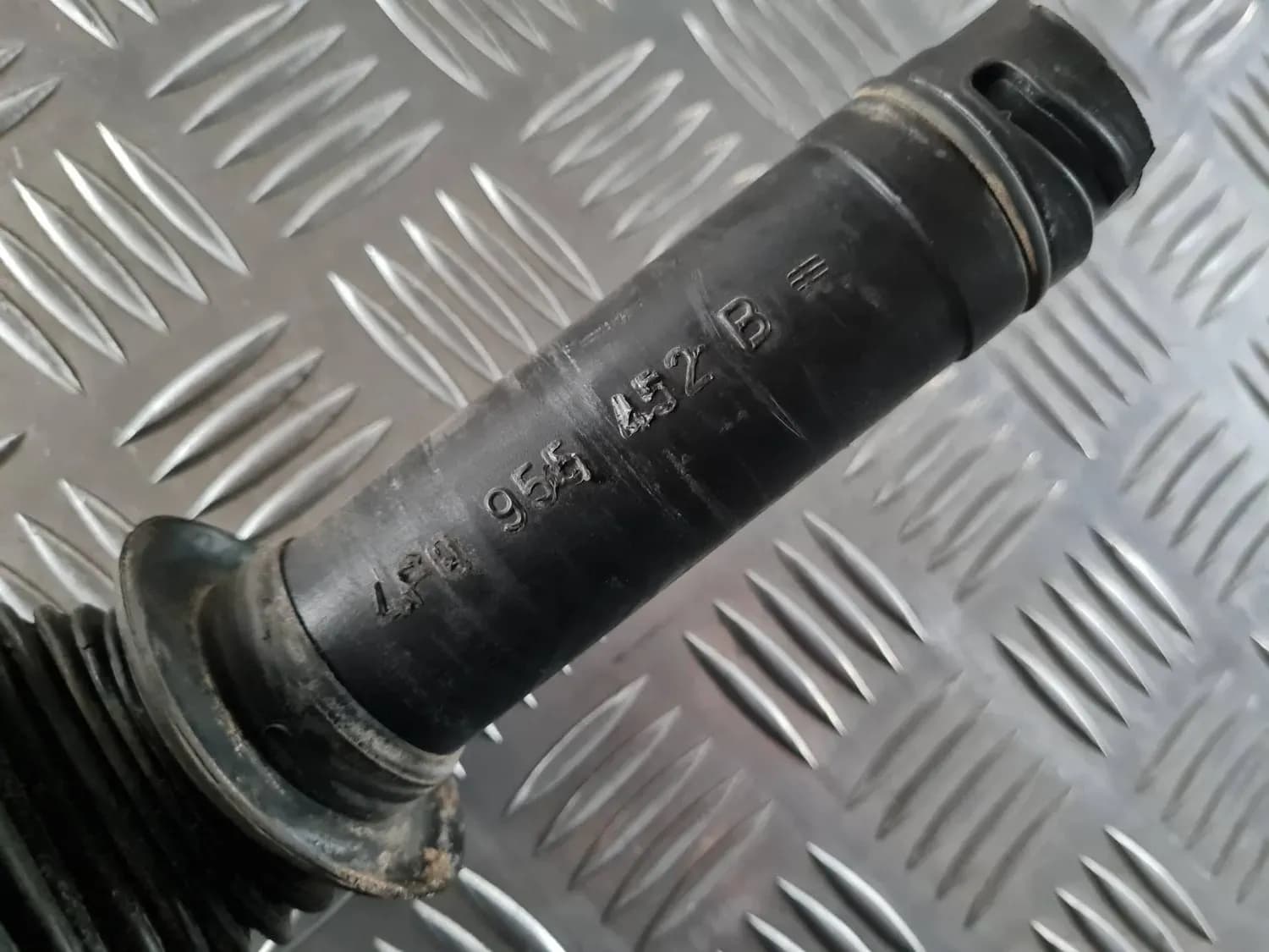 Washer fluid tank filler pipe AUDI A6 2008 - foto 2