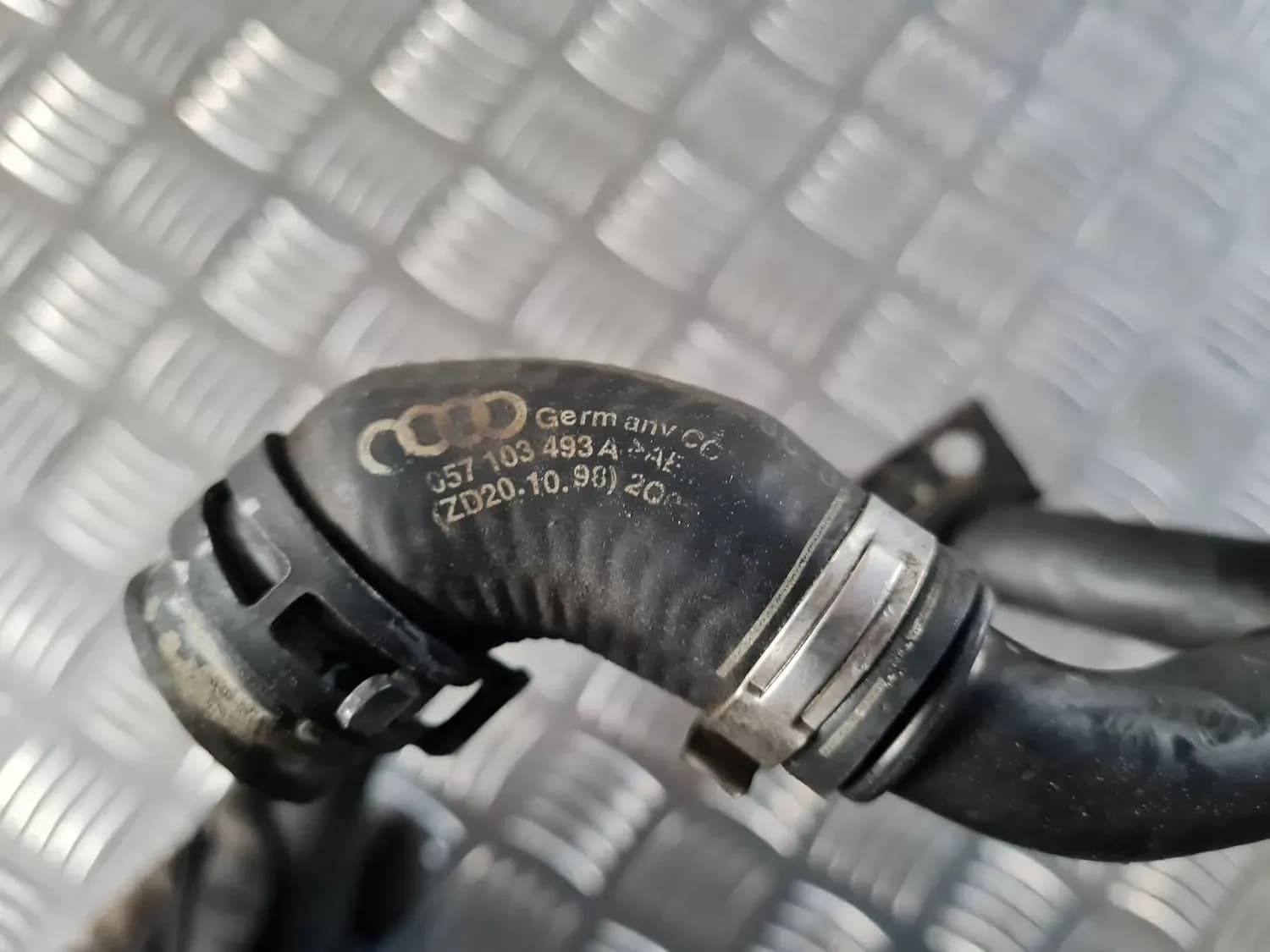 Crankcase ventilation tube AUDI A6 2008 - foto 2