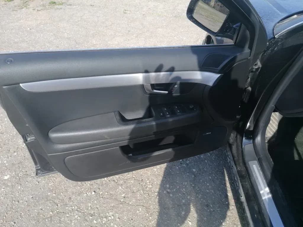 Disassembled car photo 5