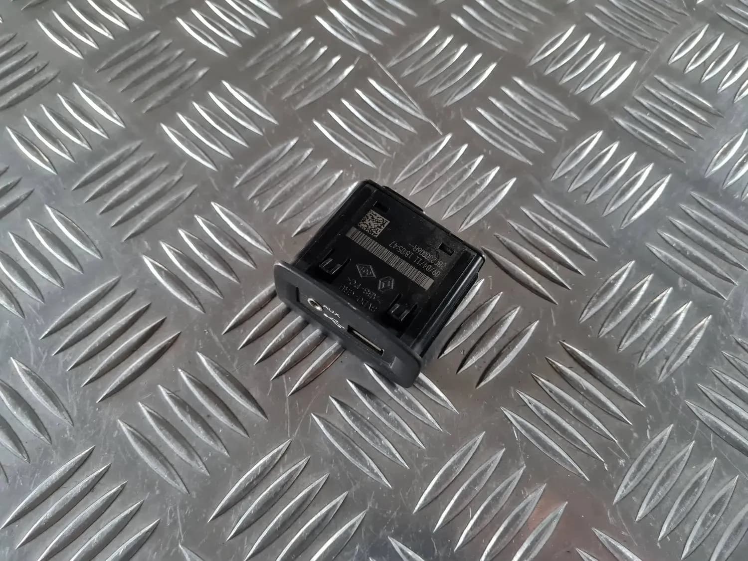 USB/AUX adapter RENAULT SCENIC III 2011 - foto 3