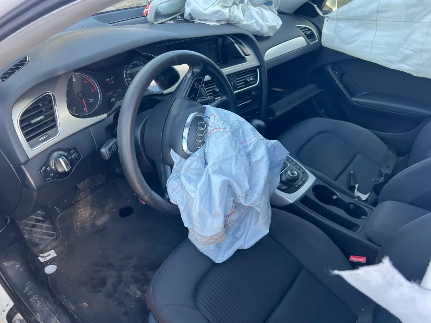 Disassembled car photo 5