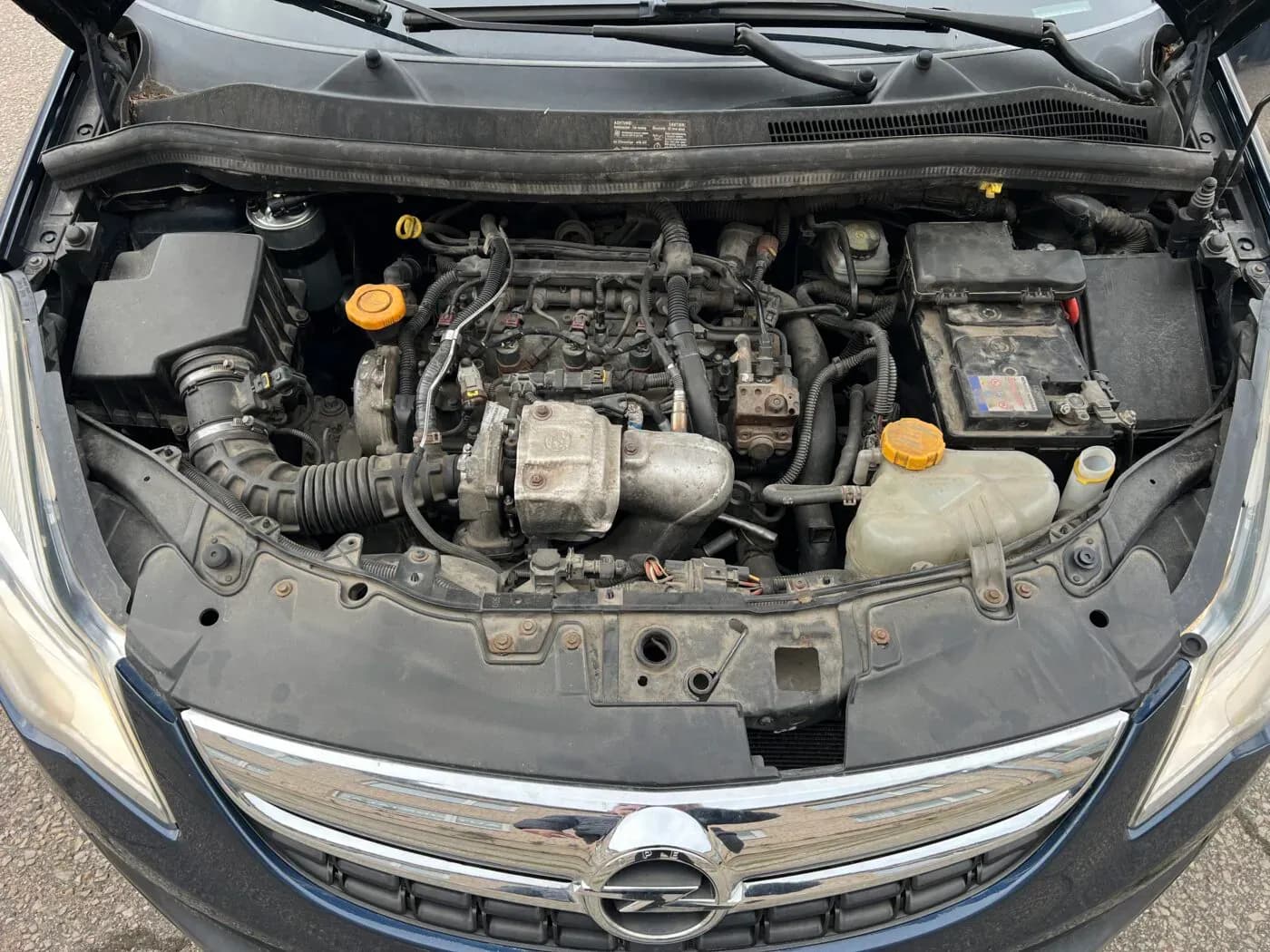 Disassembled car photo 1