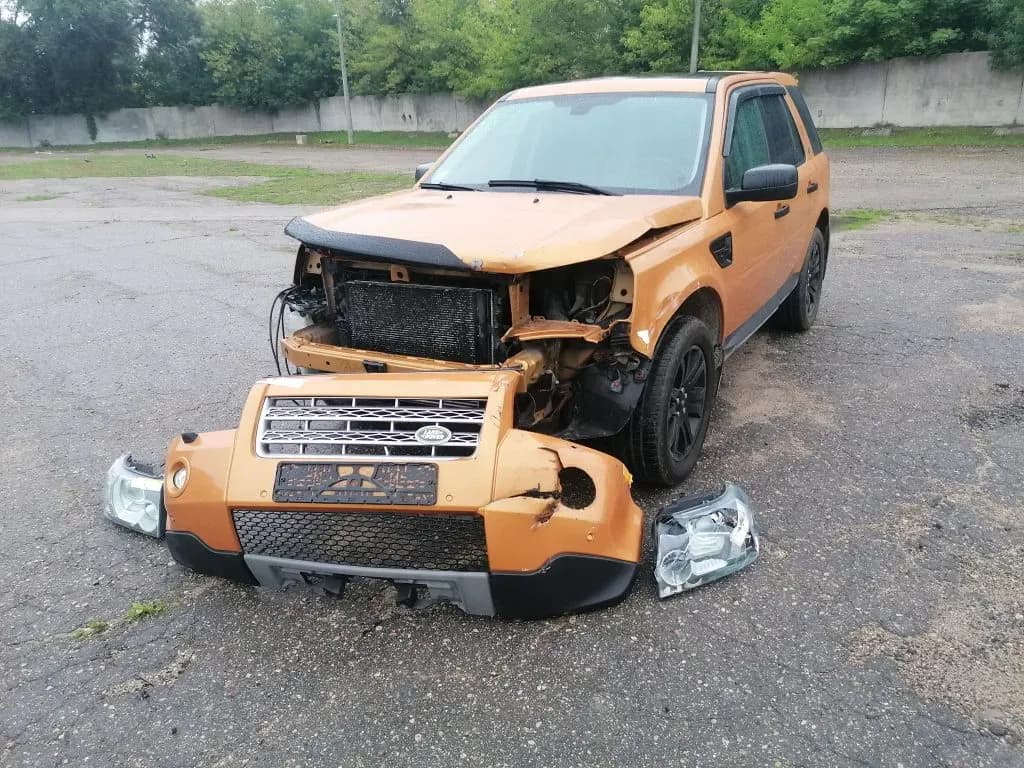 Disassembled car photo 2