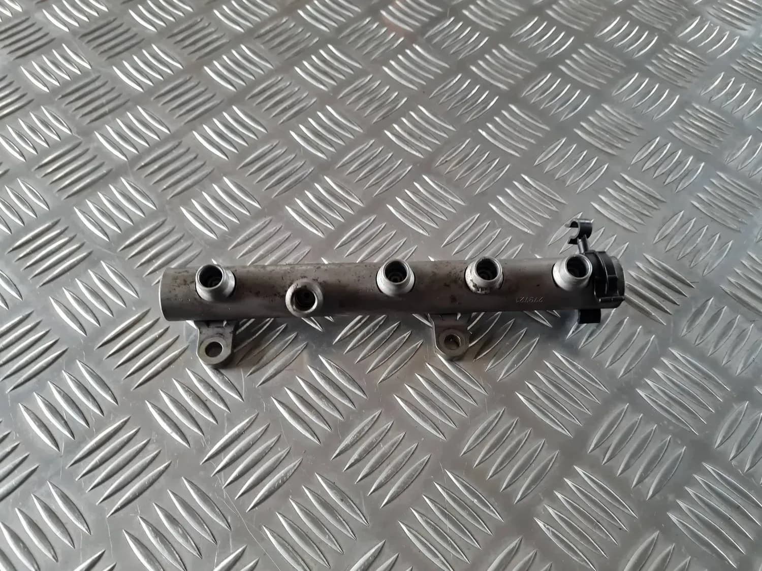 Fuel rail AUDI A6 2008 - foto 3