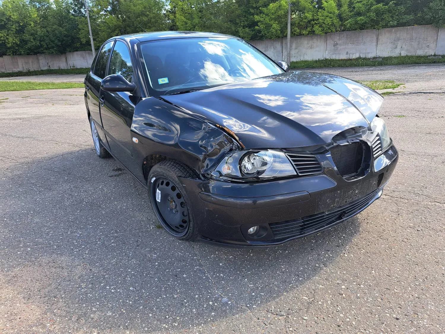 Disassembled car photo 5