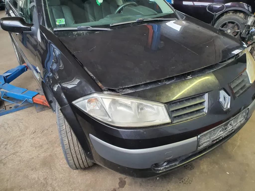 Disassembled car photo 2