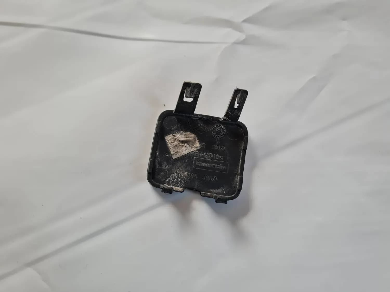 Rear bumper towing hook cover RENAULT SCENIC III 2011 - foto 1