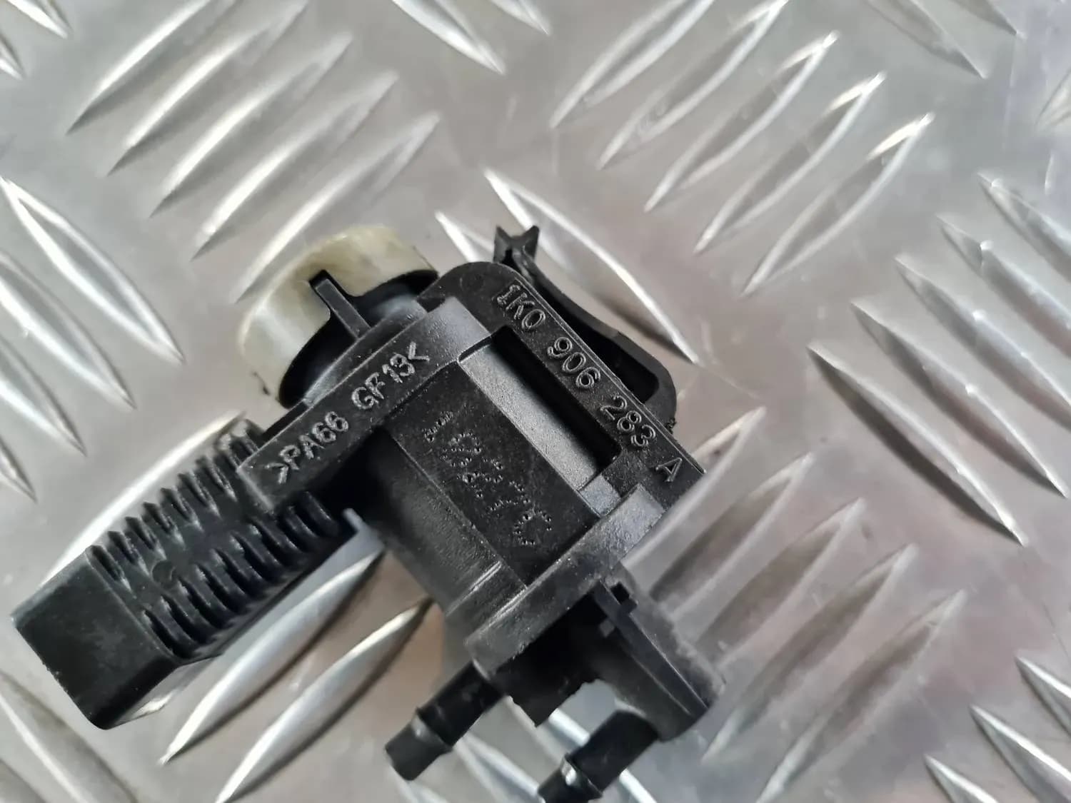 Solenoid vacuum valve AUDI A6 2008 - foto 4