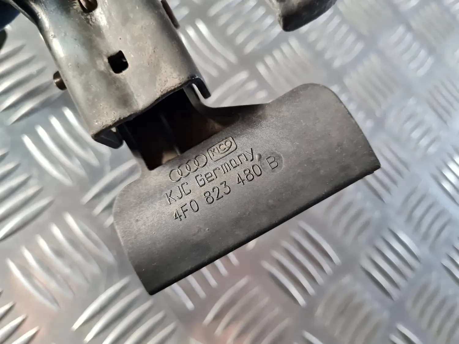 Hood release lever AUDI A6 2008 - foto 2
