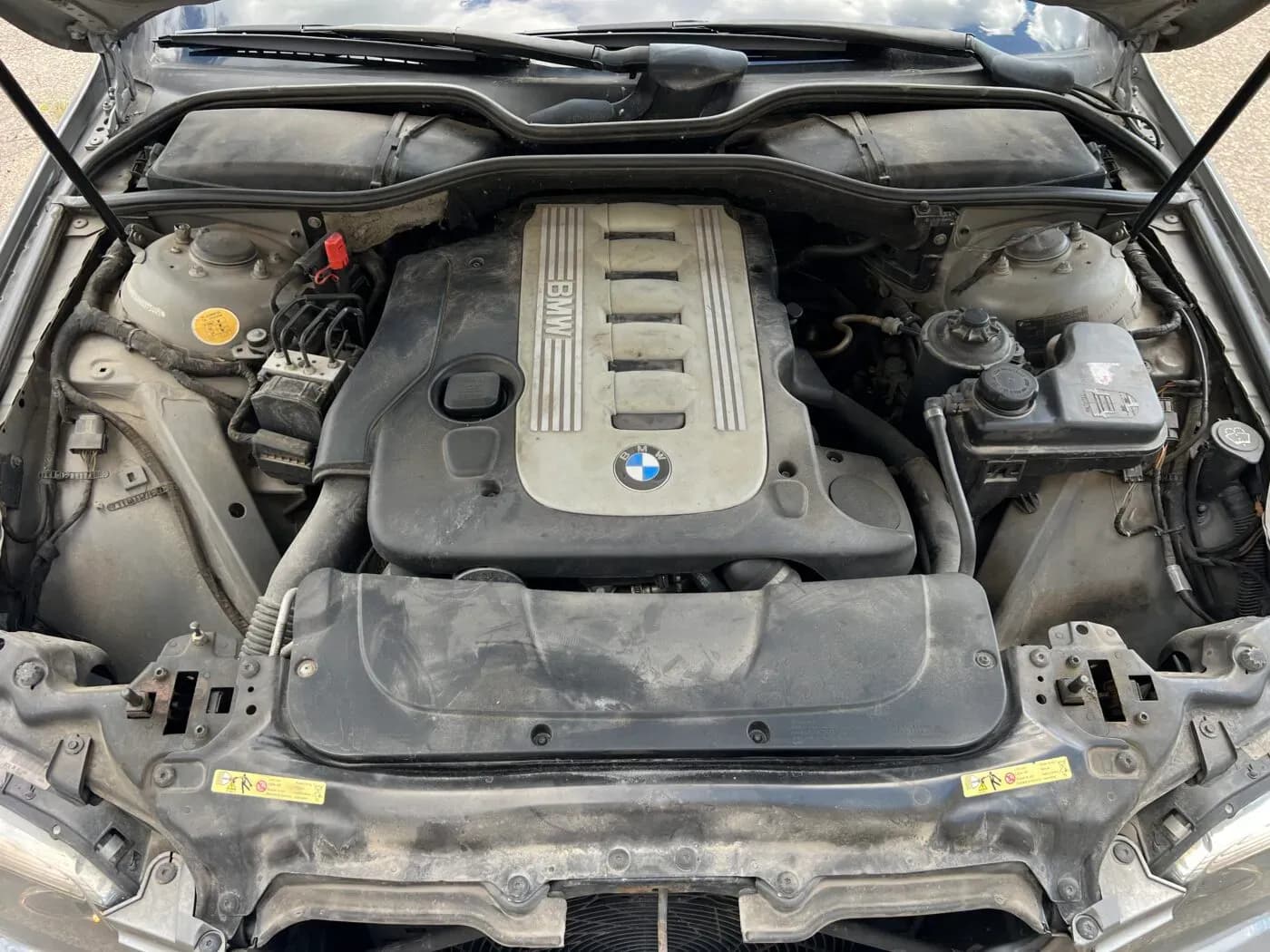 Disassembled car photo 2