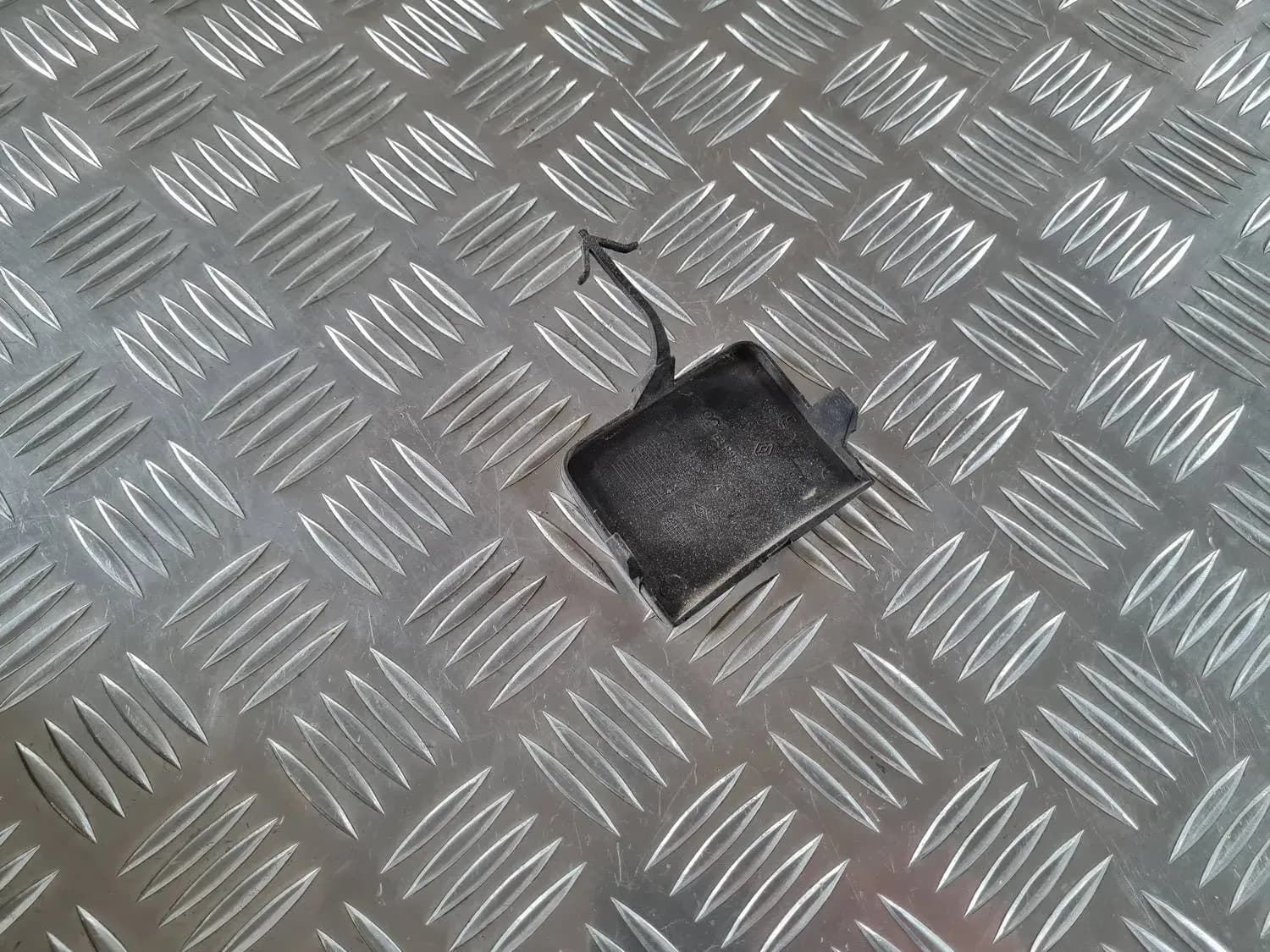 Front bumper towing hook cover RENAULT SCENIC III 2011 - foto 1