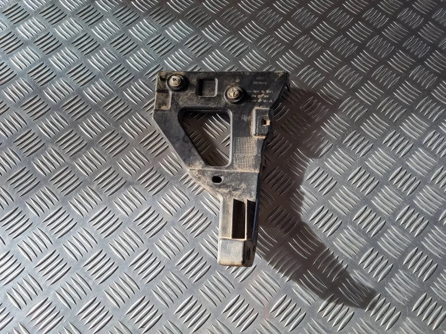 Front bumper right bracket AUDI A6 2008 - foto 1