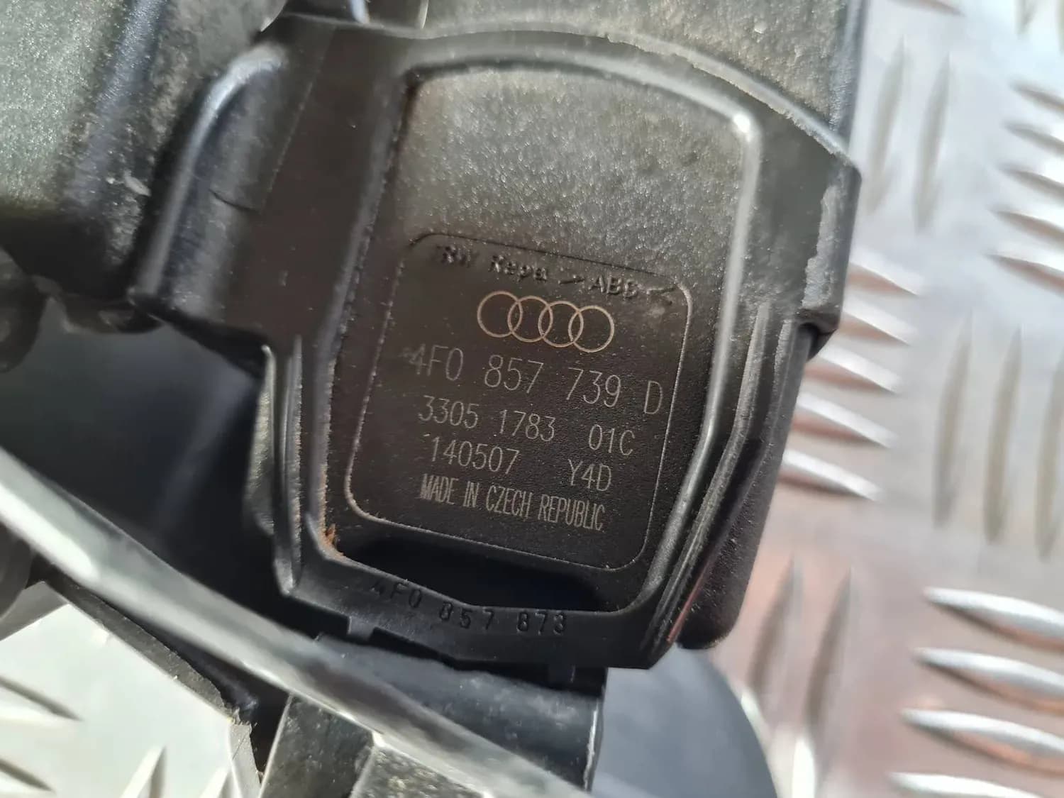 Rear double seat belt buckle AUDI A6 2008 - foto 4