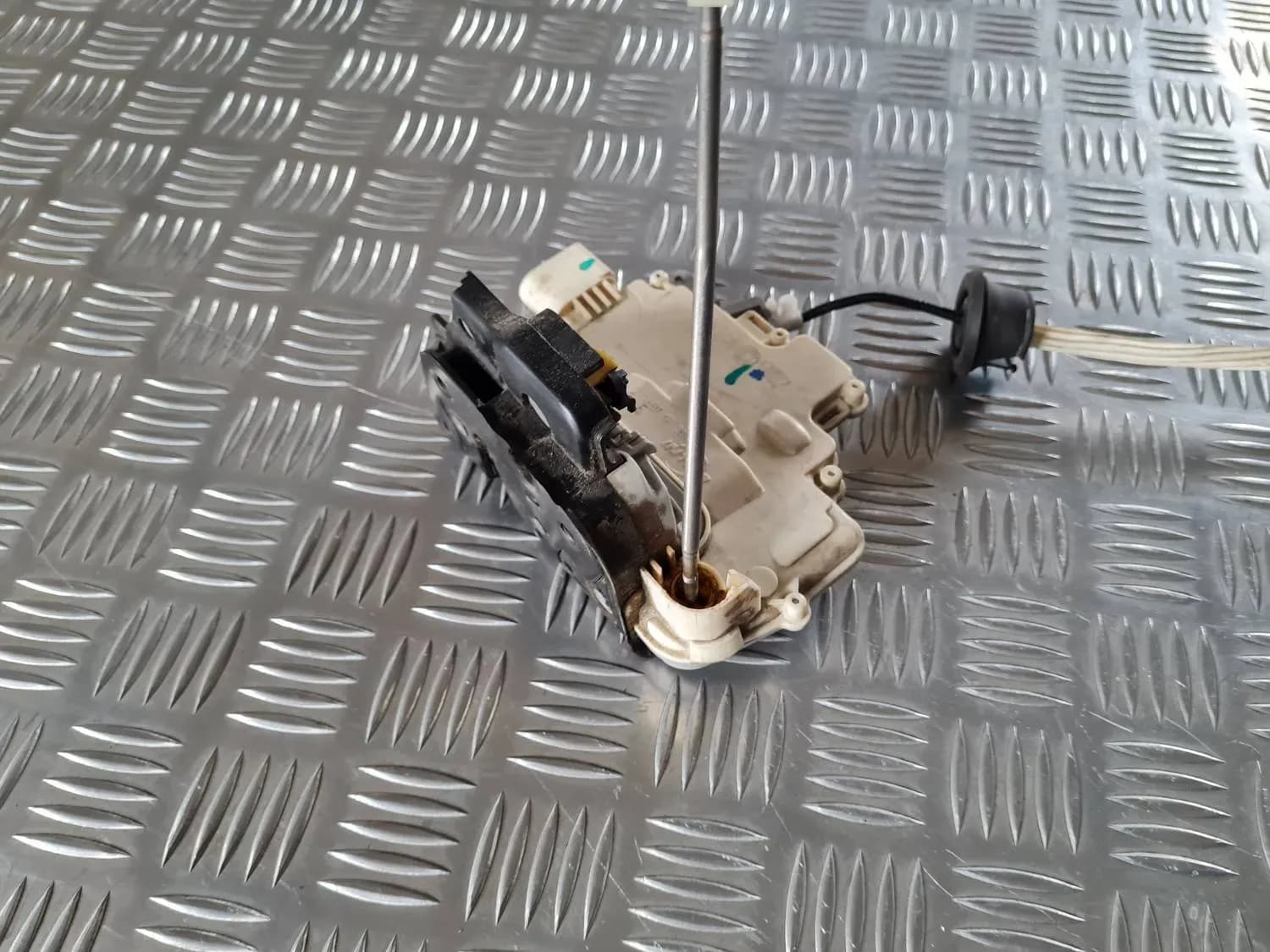 Front left door lock AUDI A6 2008 - foto 4