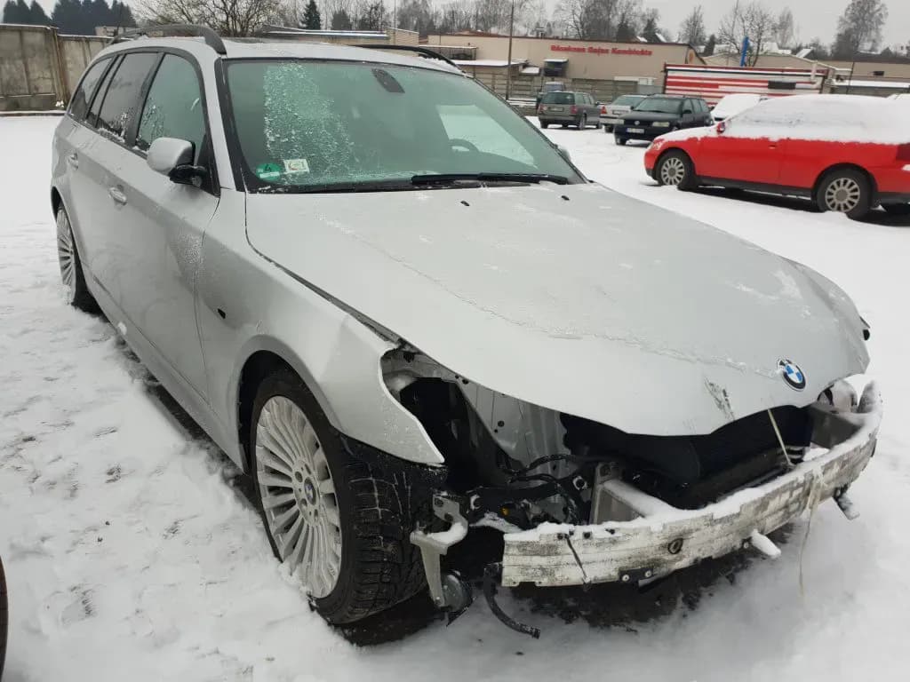 Disassembled car photo 5