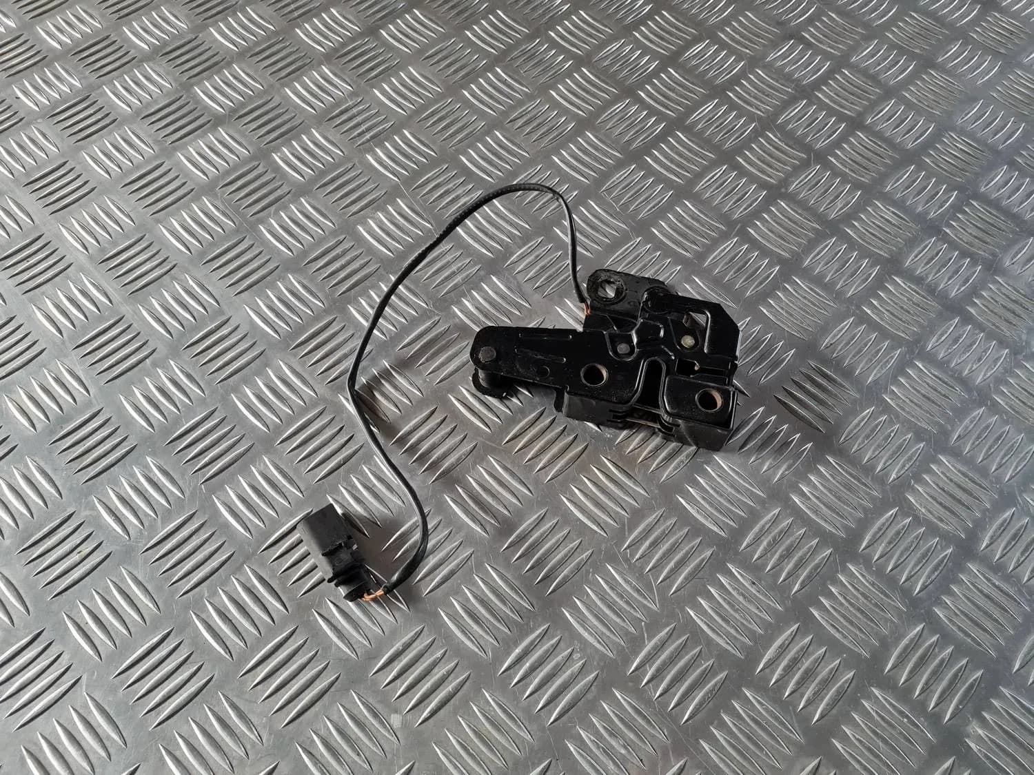Hood lock AUDI A6 2008 - foto 1