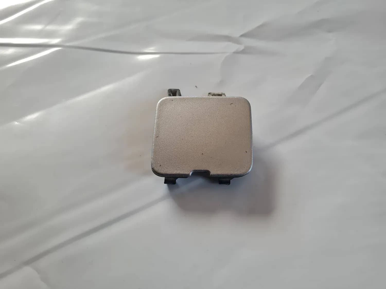 Rear bumper towing hook cover RENAULT SCENIC III 2011 - foto 2