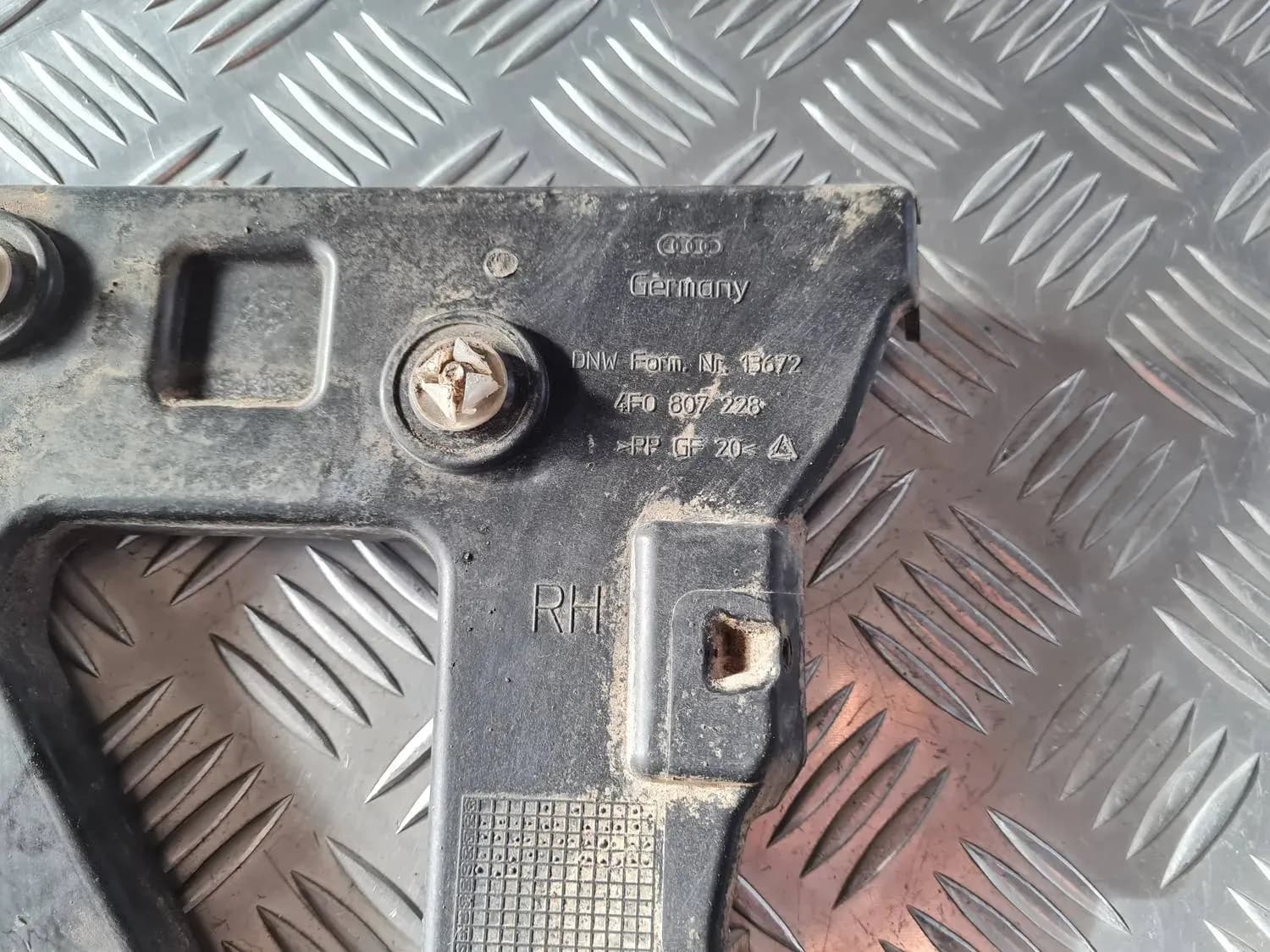 Front bumper right bracket AUDI A6 2008 - foto 3