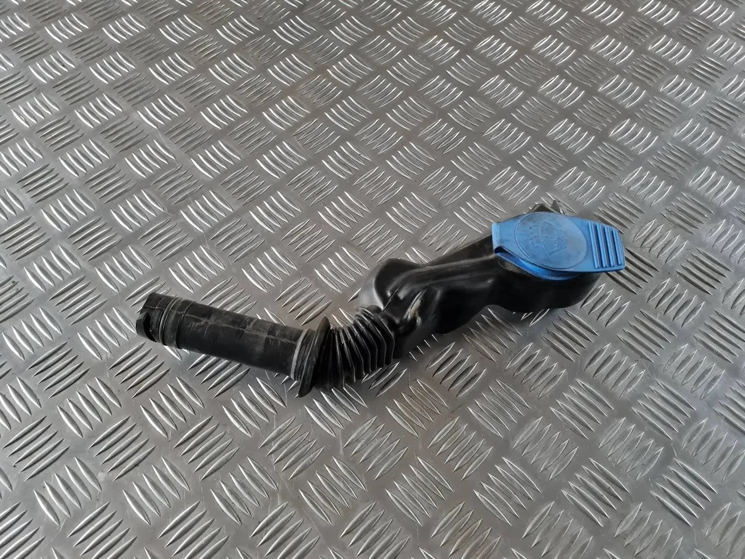 Washer fluid tank filler pipe AUDI A6 2008 - foto 3