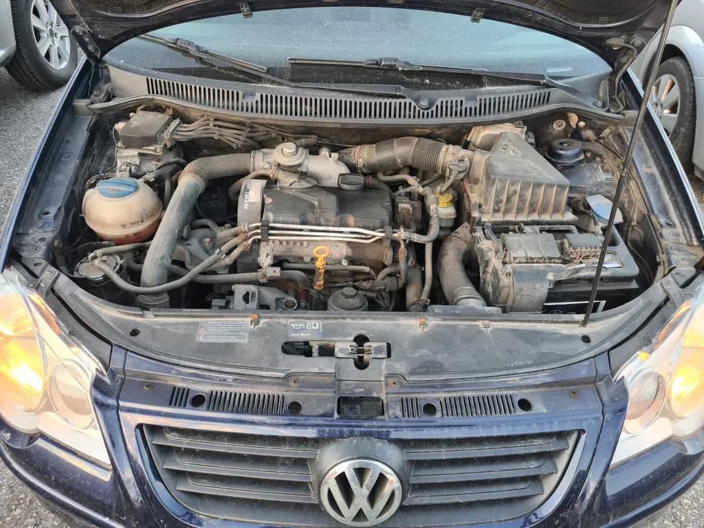 Disassembled car photo 5