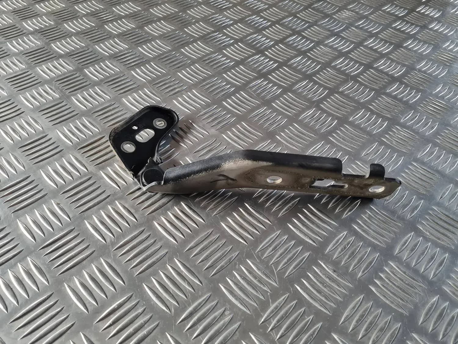 Hood hinge, right AUDI A6 2008