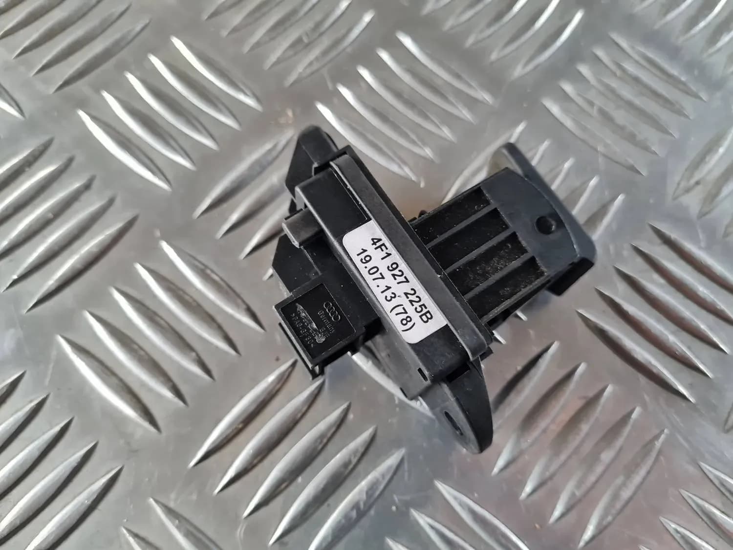 Parking brake button AUDI A6 2008 - foto 3