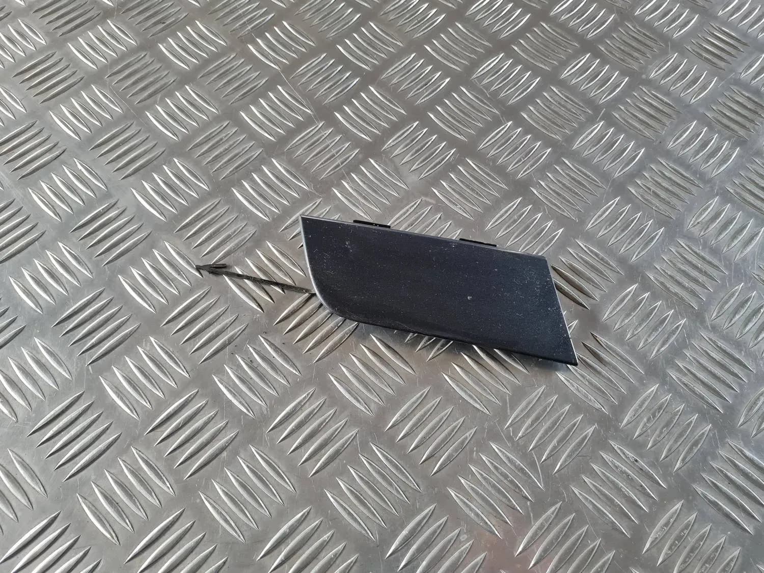 Front bumper towing hook cover AUDI A6 2008 - foto 1