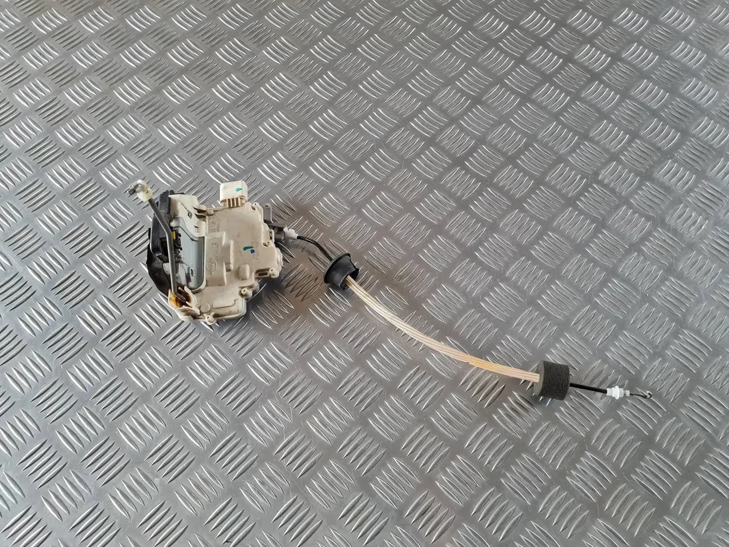 Front left door lock AUDI A6 2008 - foto 1