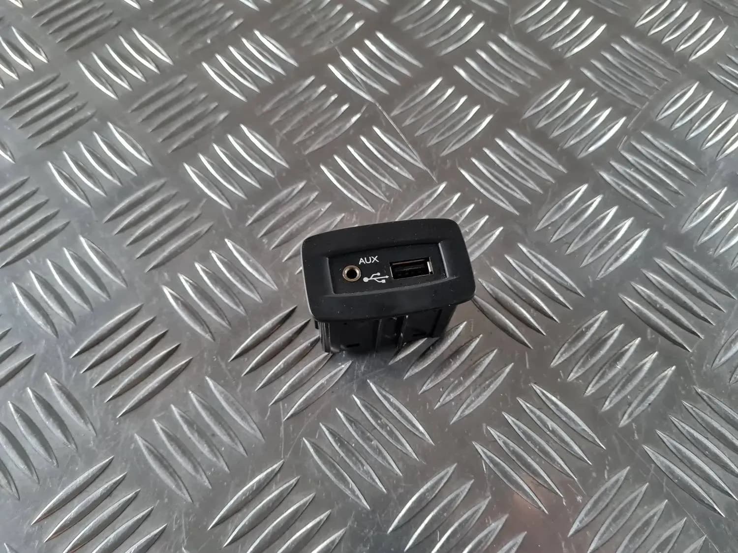 USB/AUX adapter RENAULT SCENIC III 2011 - foto 1