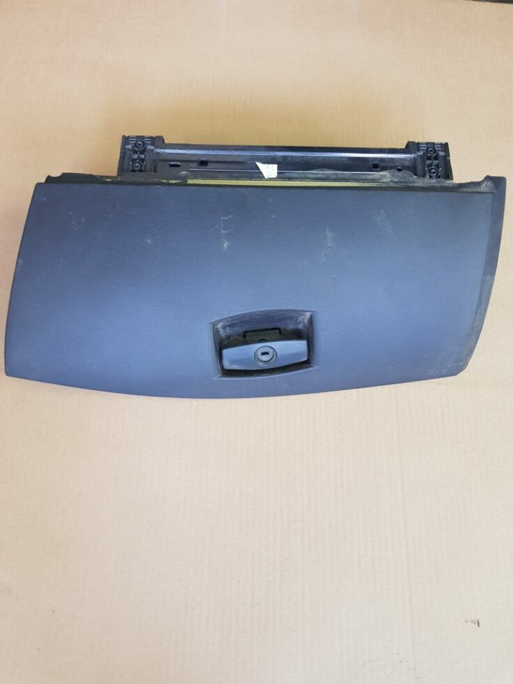Mantu glabāšanas nodalījums pasažiera pusē priekš BMW 520D E60 2006 ENG.