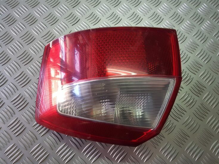Aizmugurējais labais lukturis priekš AUDI A4 2004