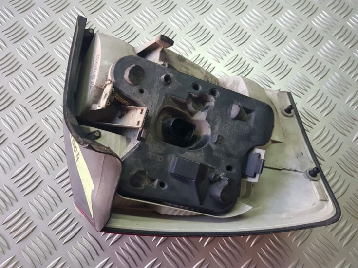 Aizmugurējais labais lukturis priekš AUDI A4 2004