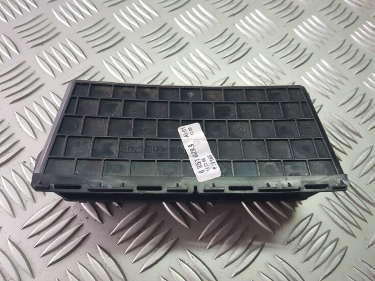 Mantu glabāšanas nodalījums centrā priekš BMW 525 E60 2006 BLACK