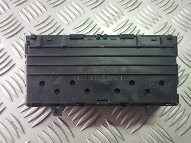 Mantu glabāšanas nodalījums centrā priekš BMW 525 E60 2006 BLACK